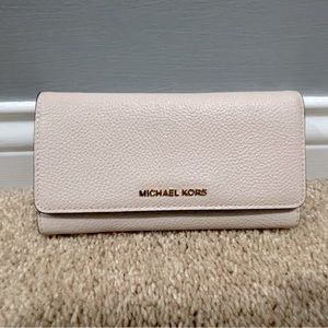 Love this Michael Kors wallet. Never used but tags are no longer in tact.